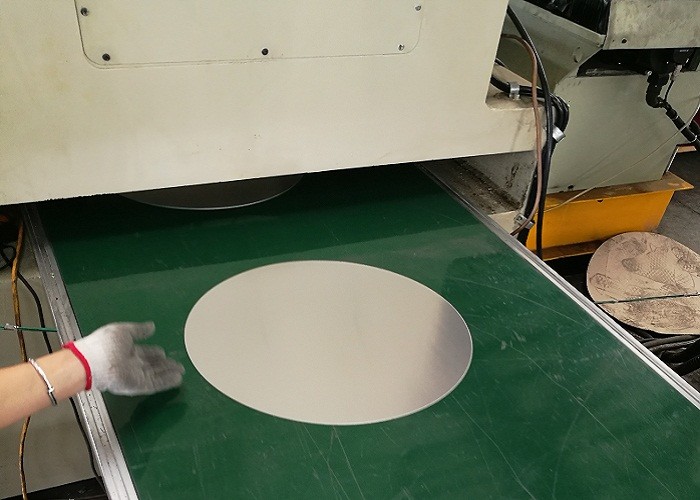 रसोई का सामान मिश्र धातु 1050 खाद्य ग्रेड एल्यूमिनियम डिस्क चिकना एज पीसने के साथ मंडलियां